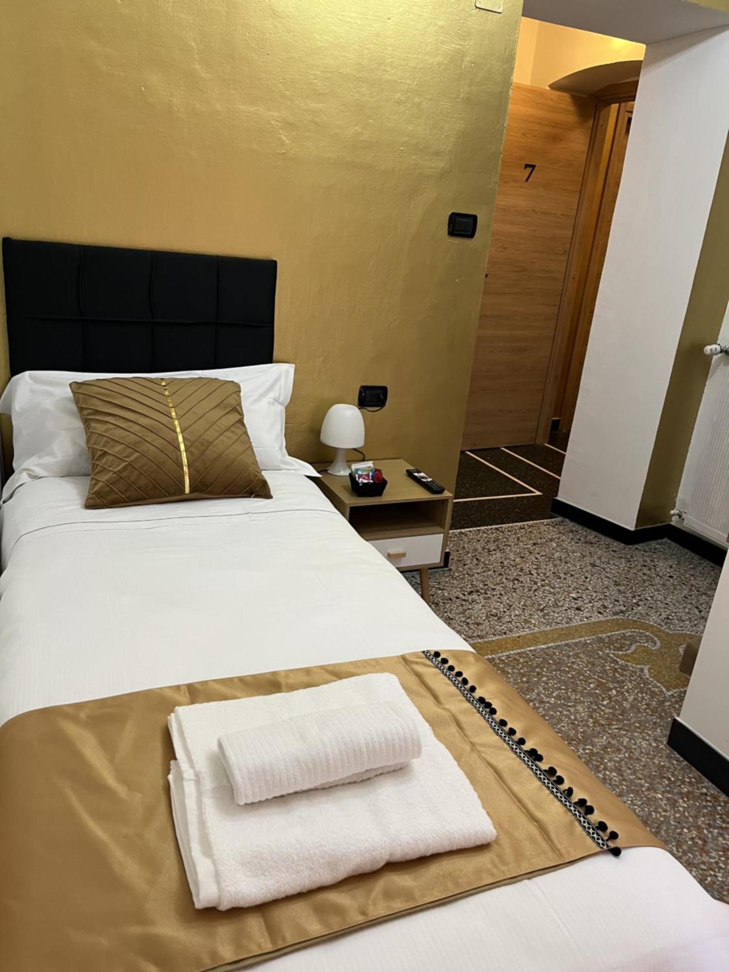 Genova Gold Rooms Værelse billede